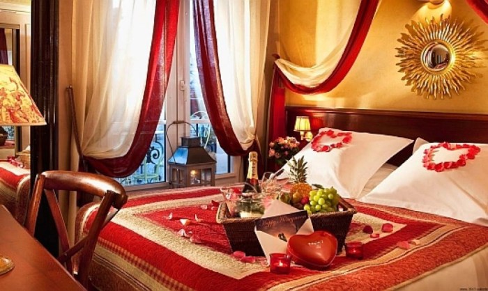 How to decorate a romantic hotel room