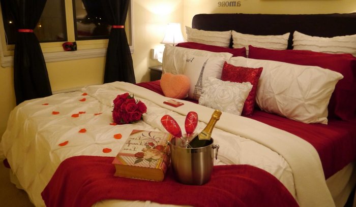 How to decorate a romantic hotel room